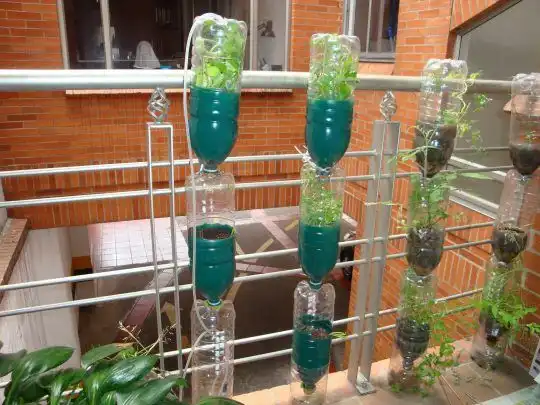 Huerto Vertical con botellas 4 Huerto Vertical con Botellas